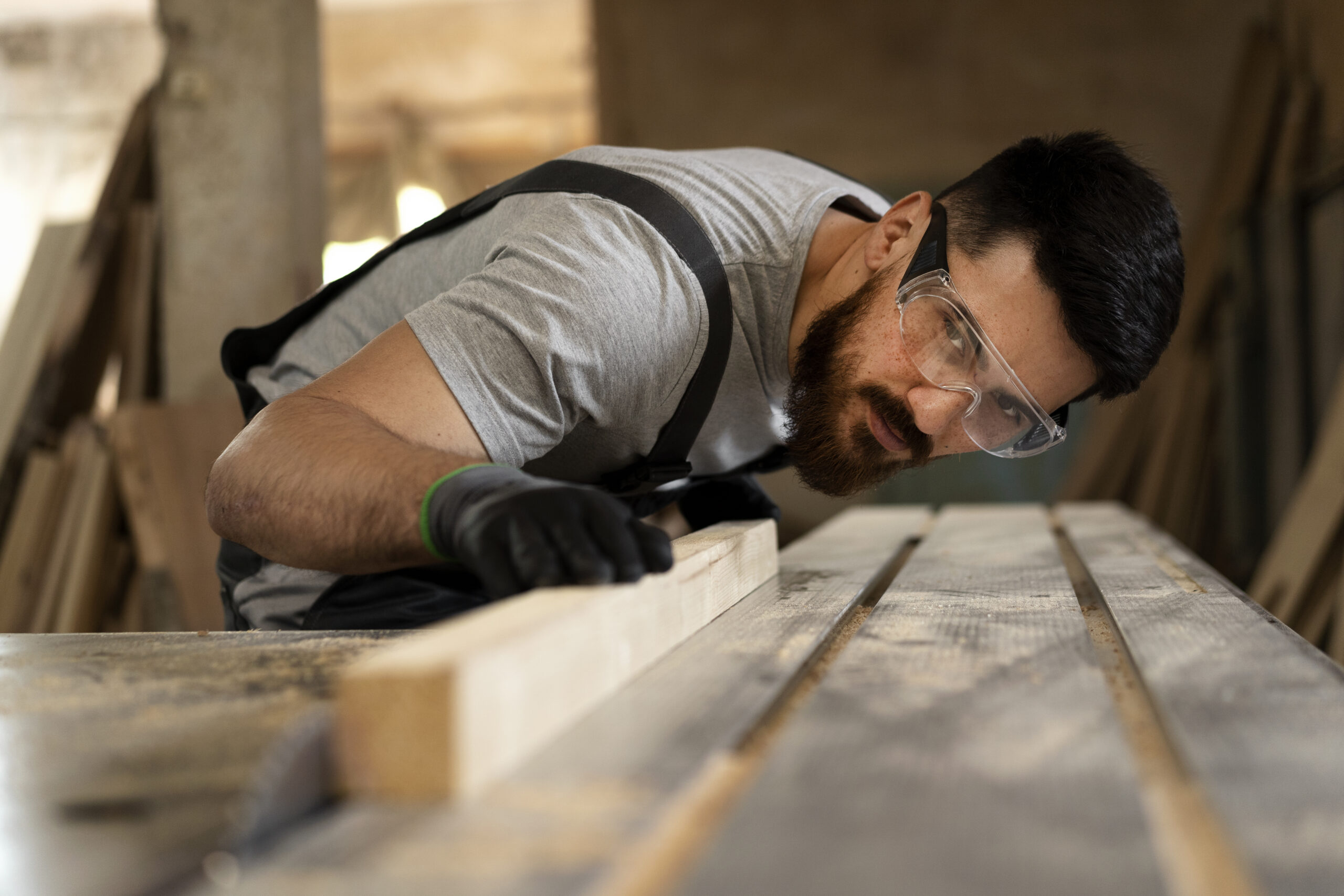 stolarz ciecia plyty mdf wewnatrz warsztatu
